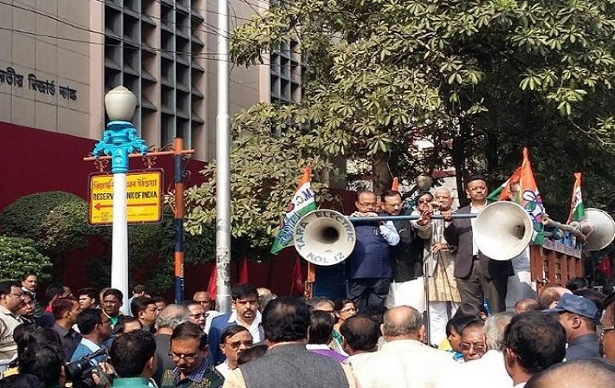 TMC MLAs protest outside RBI office against demonetization